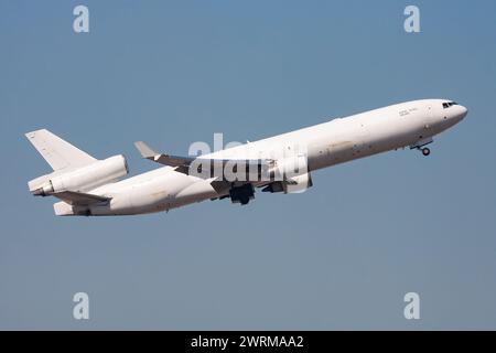 Hong Kong / Cina - 1 dicembre 2013: Partenza dell'aereo cargo Nordic Global Airlines McDonnell Douglas MD-11 OH-LGC e decollo a Hong Kong Chek Lap K Foto Stock