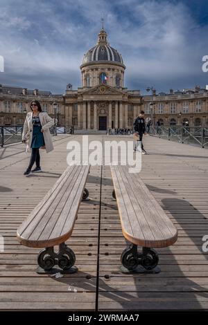 Parigi, Francia - 03 08 2024: Veduta dell'Institut de France dal Pont des Arts con un turista intorno Foto Stock