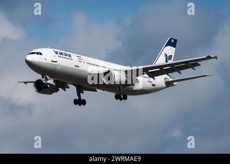 Amsterdam, Paesi Bassi - 14 agosto 2014: Aereo passeggeri Iran Air in aeroporto. Pianificare i viaggi di volo. Aviazione e aerei. Trasporto aereo. Ingresso globale Foto Stock