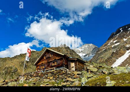 Rifugio Bietschhornhütte del Club Alpino accademico Berna AACB, cima del Bietschhorn dietro, Lötschental, Vallese, Svizzera Foto Stock