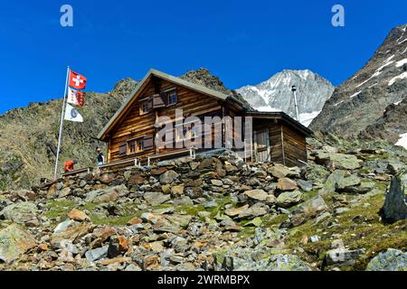 Rifugio Bietschhornhütte del Club Alpino accademico Berna AACB, cima del Bietschhorn dietro, Lötschental, Vallese, Svizzera Foto Stock