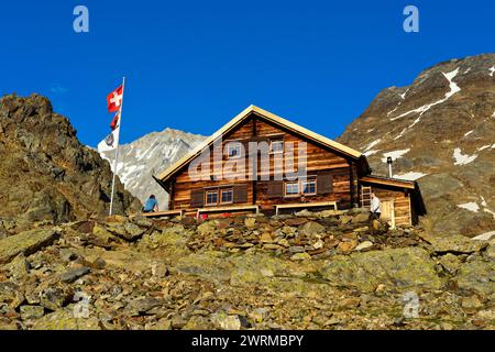 Rifugio Bietschhornhütte del Club Alpino accademico Berna AACB, cima del Bietschhorn dietro, Lötschental, Vallese, Svizzera Foto Stock