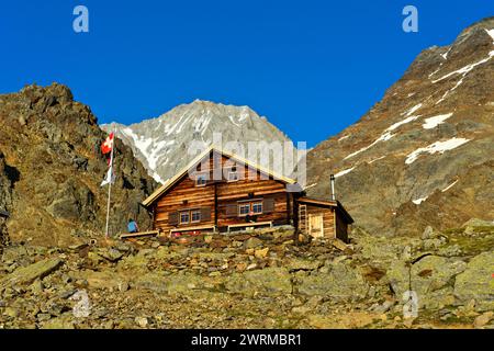 Rifugio Bietschhornhütte del Club Alpino accademico Berna AACB, cima del Bietschhorn dietro, Lötschental, Vallese, Svizzera Foto Stock