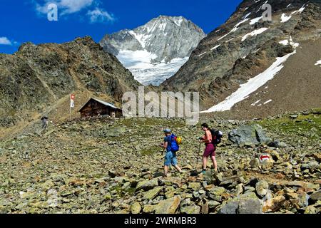 Due escursionisti sul waqy fino al rifugio Bietschhornhütte , cima del Bietschhorn alle spalle, Lötschental, Vallese, Swizyerland Foto Stock