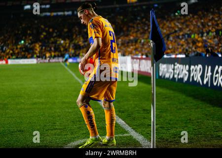 Monterrey, Messico. 12 marzo 2024. MONTERREY, MESSICO - 12 MARZO 2024: Gara di andata e ritorno della CONCACAF Champions Cup di 16 partite tra UANL Tigres e Orlando City SC a Estádio Universitário. #24 centrocampista Tigres, Marcelo Flores all'angolo bandiera obbligatoria credito: Toby Tande/PXImages credito: PX Images/Alamy Live News Foto Stock