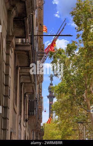 Città di Barcellona, Spagna. Vista della Rambla: Sullo sfondo il monumento a Cristoforo Colombo. Foto Stock