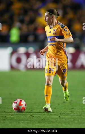 Monterrey, Messico. 12 marzo 2024. MONTERREY, MESSICO - 12 MARZO 2024: Gara di andata e ritorno della CONCACAF Champions Cup di 16 partite tra UANL Tigres e Orlando City SC a Estádio Universitário. #24 Centrocampista Tigres, Marcelo Flores che corre avanti con il pallone obbligatorio credito: Toby Tande/PXImages credito: PX Images/Alamy Live News Foto Stock