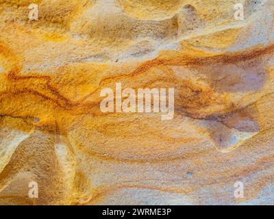 Vista dettagliata delle formazioni rocciose stratificate, naturalmente vibranti, sulle scogliere di Jaizkibel a Gipuzkoa, Spagna, che mostrano la bellezza del tex geologico Foto Stock