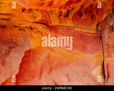 Accattivante vista delle colorate formazioni rocciose stratificate delle scogliere di Jaizkibel, che mostrano l'arte della natura a Gipuzkoa, in Spagna. Foto Stock