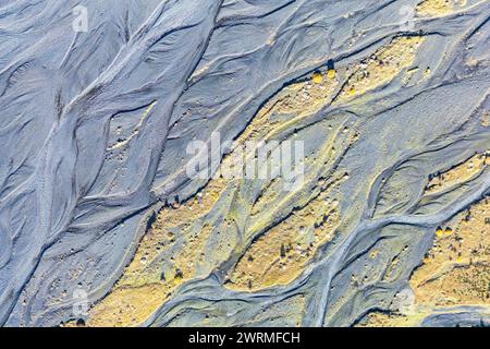 Uno scatto aereo che cattura gli intricati schemi di torrenti e fiumi tortuosi con depositi di sedimenti, mettendo in evidenza la bellezza naturale del Northe Foto Stock