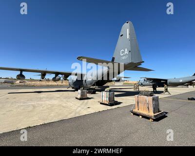 Gli aviatori della coalizione dell'aeronautica statunitense e della Royal Jordanian Air Force caricano aiuti umanitari giordani a bordo di un HC-130J Combat King II dell'aeronautica militare statunitense Foto Stock