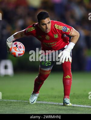 Monterrey, Messico. 12 marzo 2024. MONTERREY, MESSICO - 12 MARZO 2024: Gara di andata e ritorno della CONCACAF Champions Cup di 16 partite tra UANL Tigres e Orlando City SC a Estádio Universitário. N. 25 portiere Tigres, Felipe Rodríguez buttano fuori la palla. Credito obbligatorio: Toby Tande/PXImages credito: PX Images/Alamy Live News Foto Stock