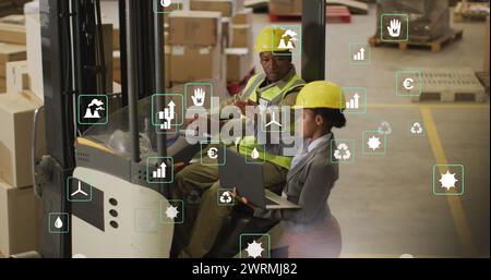 Immagine delle icone ecologiche e dell'elaborazione dei dati su diverse persone che lavorano in magazzino Foto Stock