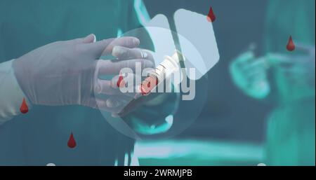 Immagine di gocce di sangue e siringhe sopra le mani del chirurgo in ospedale Foto Stock