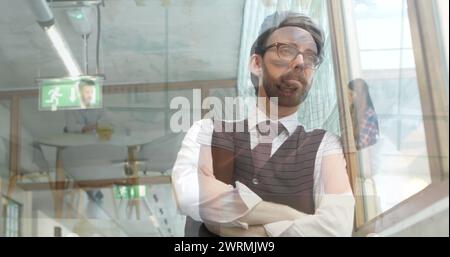 Immagine di un uomo d'affari che guarda fuori dalla finestra su un uomo e una donna seduti nella stanza bianca Foto Stock
