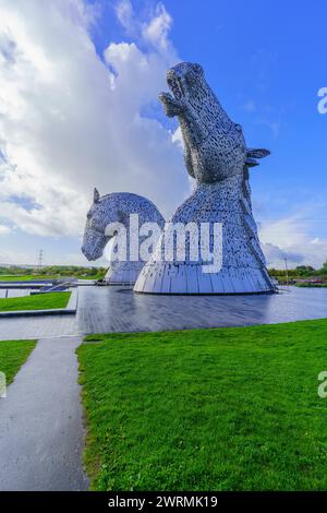 Falkirk, Regno Unito - 07 ottobre 2022: Scena dell'Helix e dei Kelpies, con locali e visitatori. Scozia, Regno Unito Foto Stock