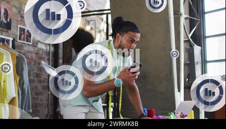Immagine di icone grafiche su uomini e donne diversi che utilizzano la tecnologia Foto Stock