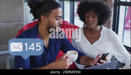 Immagine delle icone dei social media di un uomo e una donna diversi al ristorante Foto Stock