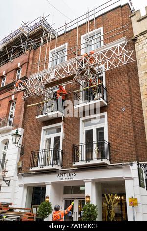 Ponteggi di alto livello all'esterno di White Hart Hotel, Bailgate, Lincoln City, Lincolnshire, Inghilterra, REGNO UNITO Foto Stock