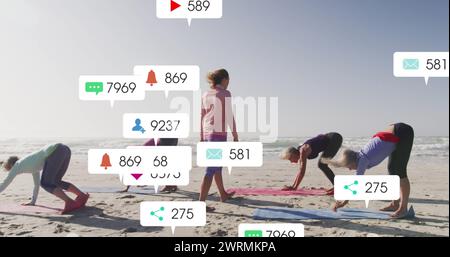 Immagine delle notifiche sui social media, sulle donne che si esercitano sulla spiaggia Foto Stock