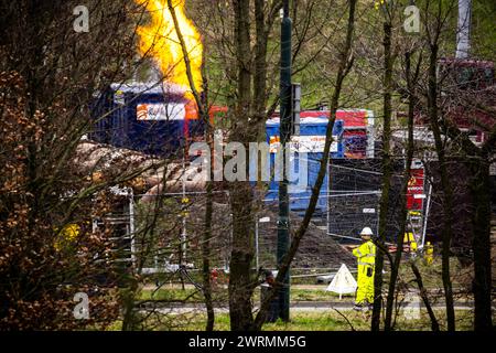 EINDHOVEN - i dipendenti dell'operatore di rete Enexis stanno lanciando gas a Eindhoven, dove un grande gasdotto rischia di collassare. I servizi di emergenza hanno chiuso l'area. Il gasdotto ad alta pressione si trova nel viadotto A2, vicino all'ingresso del campus High Tech. ANP ROB ENGELAAR netherlands Out - belgio Out Foto Stock