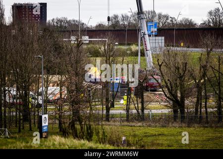 EINDHOVEN - i dipendenti dell'operatore di rete Enexis stanno lanciando gas a Eindhoven, dove un grande gasdotto rischia di collassare. I servizi di emergenza hanno chiuso l'area. Il gasdotto ad alta pressione si trova nel viadotto A2, vicino all'ingresso del campus High Tech. ANP ROB ENGELAAR netherlands Out - belgio Out Foto Stock