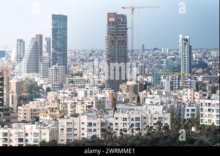Limassol Skyline con moderni grattacieli e cantieri edili Foto Stock