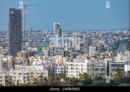 Limassol Skyline con moderni grattacieli e cantieri edili Foto Stock