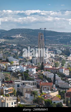 Paesaggio urbano di Limassol con moderni grattacieli e ville residenziali Foto Stock
