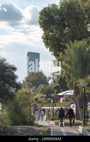 Limassol, Cipro - 14 gennaio 2024: Persone che camminano in un parco sul mare nella zona di Agios Tychon a Limassol Foto Stock