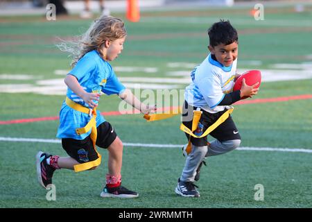 I giocatori di calcio giovanile partecipano alla Snoop & House Flag Football League presso il Campus El Segundo Athletic Fields, venerdì 8 marzo 2024, a El Segundo. (Kevin Terrell/immagine dello sport) Foto Stock