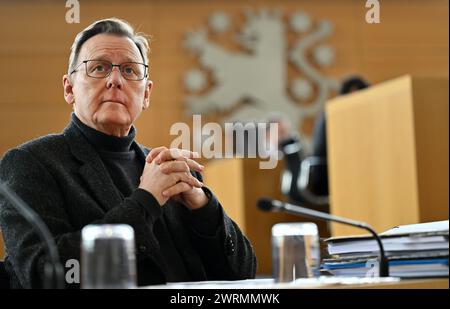 Erfurt, Germania. 13 marzo 2024. Bodo Ramelow (Die Linke), Ministro Presidente della Turingia, siede nella camera plenaria del parlamento statale della Turingia all'inizio della sessione di tre giorni. I temi della discussione di un'ora comprendono, per esempio, il lavoro di servizio pubblico obbligatorio per i richiedenti asilo e l'ampliamento delle infrastrutture ferroviarie della Turingia. Crediti: Martin Schutt/dpa/Alamy Live News Foto Stock