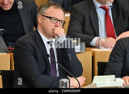 Erfurt, Germania. 13 marzo 2024. Mario Voigt, capo del gruppo parlamentare CDU, siede nella camera plenaria del parlamento statale della Turingia all'inizio della sessione di tre giorni. I temi della discussione di un'ora comprendono, per esempio, l'obbligo di lavoro senza scopo di lucro per i richiedenti asilo e l'ampliamento delle infrastrutture ferroviarie della Turingia. Crediti: Martin Schutt/dpa/Alamy Live News Foto Stock