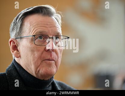 Erfurt, Germania. 13 marzo 2024. Bodo Ramelow (Die Linke), Ministro Presidente della Turingia, siede nella camera plenaria del parlamento statale della Turingia all'inizio della sessione di tre giorni. I temi della discussione di un'ora comprendono, per esempio, il lavoro di servizio pubblico obbligatorio per i richiedenti asilo e l'ampliamento delle infrastrutture ferroviarie della Turingia. Crediti: Martin Schutt/dpa/Alamy Live News Foto Stock