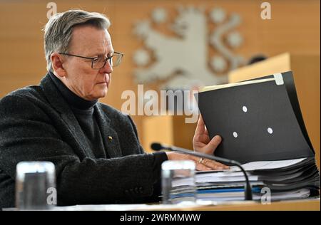 Erfurt, Germania. 13 marzo 2024. Bodo Ramelow (Die Linke), Ministro Presidente della Turingia, siede nella camera plenaria del parlamento statale della Turingia all'inizio della sessione di tre giorni. I temi della discussione di un'ora comprendono, per esempio, il lavoro di servizio pubblico obbligatorio per i richiedenti asilo e l'ampliamento delle infrastrutture ferroviarie della Turingia. Crediti: Martin Schutt/dpa/Alamy Live News Foto Stock