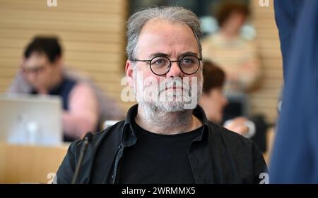 Erfurt, Germania. 13 marzo 2024. Steffen Dittes (Die Linke), leader del gruppo parlamentare, siede nella camera plenaria del parlamento statale della Turingia all'inizio della sessione di tre giorni. I temi della discussione di un'ora comprendono, per esempio, l'obbligo di lavoro senza scopo di lucro per i richiedenti asilo e l'ampliamento delle infrastrutture ferroviarie della Turingia. Crediti: Martin Schutt/dpa/Alamy Live News Foto Stock