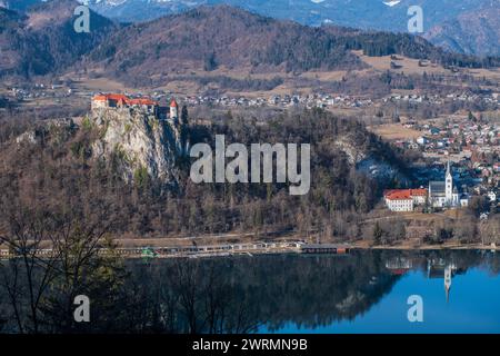 Lago di Bled: Castello di Bled e St Chiesa Parrocchiale di Martina, con le Alpi Giulie sullo sfondo. Slovenia. Foto Stock