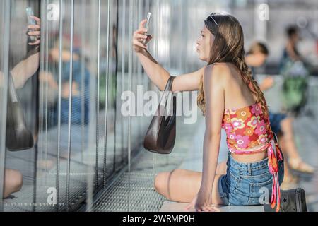 Ragazza che fa un selfie al Museo dell'Acropoli. Atene. Grecia Foto Stock