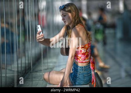 Ragazza che fa un selfie al Museo dell'Acropoli. Atene. Grecia Foto Stock