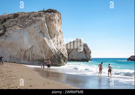 Kouklia, quartiere di Paphos - 29 gennaio 2024: La famosa spiaggia di roccia di Afrodite o (Petra tou Romiou) in inverno Foto Stock