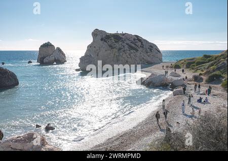 Kouklia, quartiere di Paphos - 29 gennaio 2024: Persone che si rilassano sulla spiaggia vicino alla roccia di Afrodite Foto Stock