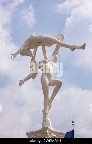 Statua delle sirene che si esibiscono all'ingresso del parco statale Weeki Wachee Springs a Weeki Wachee, Florida. Foto Stock