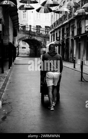 La foto in bianco e nero cattura il fascino della via Rosa di Lisbona Foto Stock