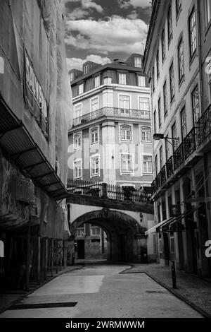 La foto in bianco e nero cattura il fascino della via Rosa di Lisbona Foto Stock