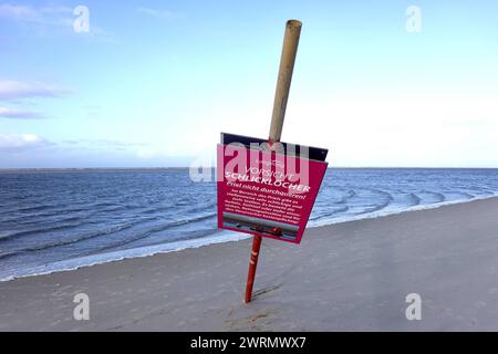 Warnschild vor Schlicklöchern am Strand von Langeoog Ein Schild im weitzurückgezogenen Ebbebereich an der Langeooger Küste warnt Urlauber vor Schlicklöchern, die in der Vergangenheit öfter zur Rettungsaktionen für steckengebliebene Badegäste sorgten. Langeoog, Niedersachsen, Deutschland, 29.12.2023 *** segnale di avvertimento per le buche di fango sulla spiaggia di Langeoog Un cartello nella zona di bassa marea sulla costa di Langeoog avvisa i turisti di buche di fango, che in passato hanno spesso portato a operazioni di salvataggio per i bagnanti bloccati Langeoog, bassa Sassonia, Germania, 29 12 2023 Copyright: JOKER/HartwigxLohmeyer JOKER23 Foto Stock