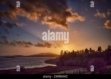 Guardando verso ovest attraverso Loch Melfort, offre una vista al tramonto da Arduaine, Argyll e Bute. Scozia Foto Stock