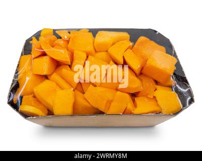 Zucca cruda pulita e tagliata a pezzi in un vassoio di cartone sigillato sottovuoto isolato su bianco con percorso di ritaglio incluso Foto Stock
