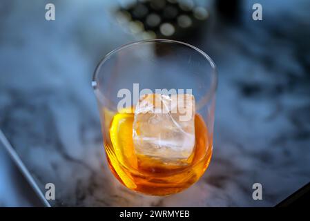 Classico cocktail Negroni con ghiaccio. Foto Stock