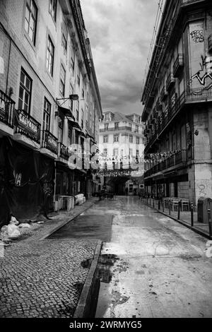 La foto in bianco e nero cattura il fascino della via Rosa di Lisbona Foto Stock