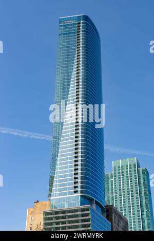 Edifici del centro città in una soleggiata giornata primaverile a Chicago, Illinois, Stati Uniti. Foto Stock